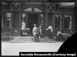 Trei românce în fața unui local din Karlsbad (Karlovy Vary), 1904-1906. Stațiunea balneară din nord-vestul Cehiei era renumită în epocă pentru calitatea apelor termale.