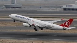 Airbus A330-300 турэцкіх авіяліній у аэрапорце Стамбулу, архіўнае фота