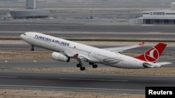 Airbus A330-300 турэцкіх авіяліній у аэрапорце Стамбулу, архіўнае фота