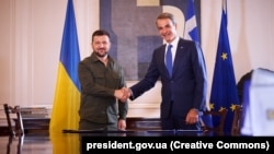 Președintele ucrainean Volodimir Zelenski și premierul grec Kyriakos Mitsotakis, cu ocazia întâlnirii de luni de la Atena.