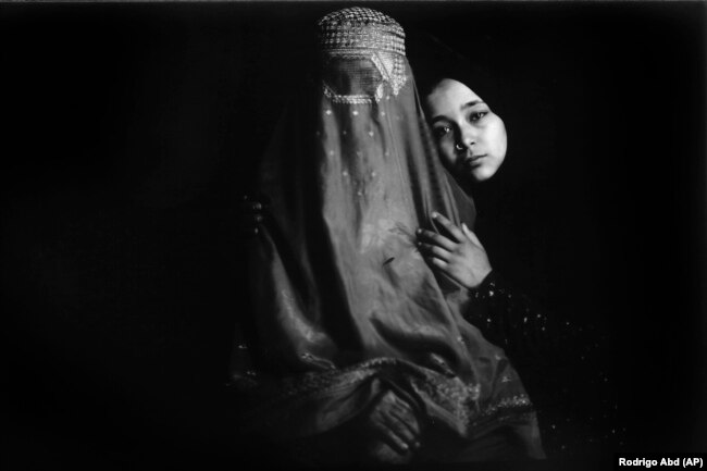 Hakimeh, 55 anni, e sua figlia Freshta, 16 anni, posano per un ritratto il 29 maggio nella fabbrica di tappeti di Kabul dove lavorano da un anno.  Hakimeh una volta lavorava nelle case dei ricchi.  Freshta una volta era una studentessa finché i suoi sogni non furono infranti dai talebani.  Entrambi lavorano per mantenere la loro famiglia.