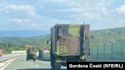 Automjete të ushtrisë serbe duke lëvizur nga Vranja drejt Nishit, në jug të Serbisë, 30 shtator 2023.