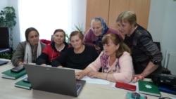Vârstnicii din satul Izvoare, la ore de digitalizare. „Venim să ne modernizăm”