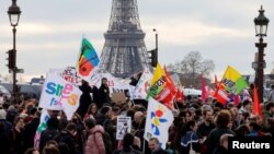 Tüntetők az Eiffel-torony előtt Párizsban 2023. március 16-án