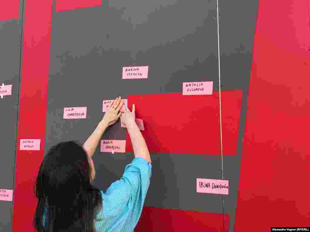 Demonstrators left notes calling for the release of Russian and Belarusian political prisoners on a mock-up of Navalny&#39;s 2 x 3-meter prison cell on the Old Town Square in the Czech capital, Prague.&nbsp;