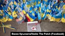  Сега на Майдана стоят стотици украински флагове в памет на убитите 