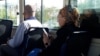Türkmenistanda jemgyýetçilik awtobuslarynyň birinde mobil telefonuna seredip barýan zenan (Arhiwden alnan illýustrasiýa suraty)