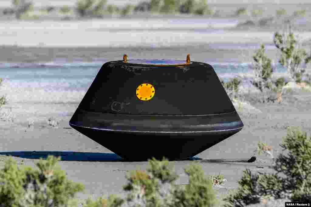 Povratna kapsula, koja sadrži uzorak prikupljen sa asteroida Bennu u oktobru 2020. od strane NASA-ine svemirske letjelice OSIRIS-REx, nakon slijetanja u pustinji na poligonu za testiranje i obuku Ministarstva odbrane Utah u Dugwayu, Utah, SAD, 24. septembra.