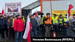 Блокувати дороги по всій Польщі мітингарі планують до вечора. А от кордон – місяць
