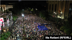 Багатотисячна «Хода за Європу» у Тбілісі проти «закону про іноагентів у путінському стилі». Грузія, 28 квітня 2024 року