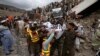 لغزش زمین در منطقه مرزی پاکستان - کارکنان نجات و رضاکاران در حال انتقال جسدی که از زیر آوار بیرون کشیده شده است.&nbsp;<br />
لغزش زمین روز سه شنبه 18 اپریل 2023 در نزدیک سرحد تورخم در خاک پاکستان رخ داد.