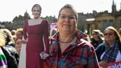 Učesnica protesta "Neka žene govore" nosi kartonsku figuru spisateljice JK Rowling koja je kritikovala novi škotski Zakon protiv zločina iz mržnje, Edinburg 6. april 2024. 