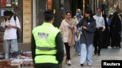 Iranke na ulicama Teherana kada je 16. jula 2023. ponovo počela da patrolira tzv. policija za moral.