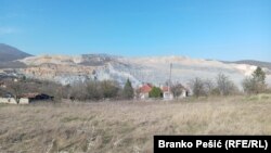 Prve kuće u selu Krivelj u istočnoj Srbiji nadomak površinskog kopa rudnika u tom kraju, 30.3.2024.