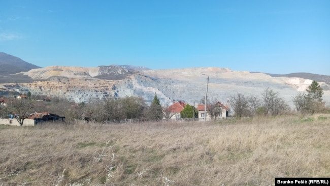 Prve kuće u selu Krivelj u istočnoj Srbiji nadomak površinskog kopa rudnika u tom kraju, 30.3.2024.