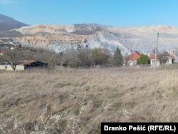 Banorët në fshatrat përreth Borit kanë protestuar vazhdimisht për cilësinë e dobët të ajrit dhe dëmtimet në shtëpitë e tyre, të cilat shihen pranë minierës me gropë të hapur në vitin 2024.