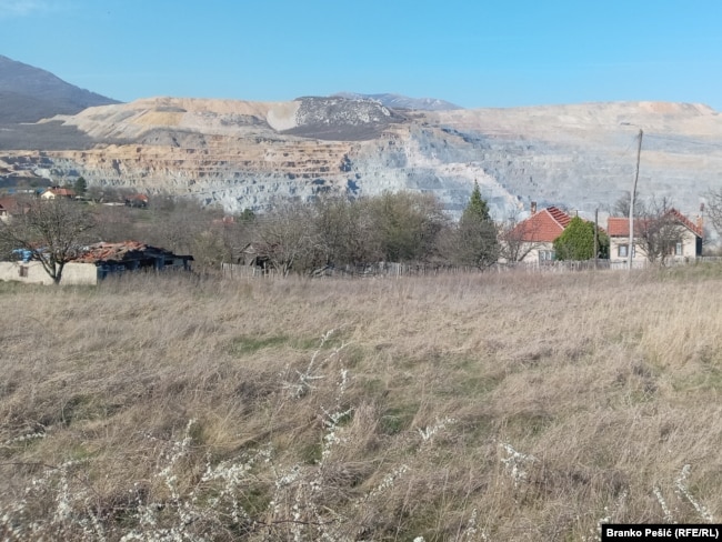 Banorët në fshatrat përreth Borit kanë protestuar vazhdimisht për cilësinë e dobët të ajrit dhe dëmtimet në shtëpitë e tyre, të cilat shihen pranë minierës me gropë të hapur në vitin 2024.