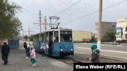 Пассажиры сходят на конечной остановке трамвая в Темиртау. 2020 год