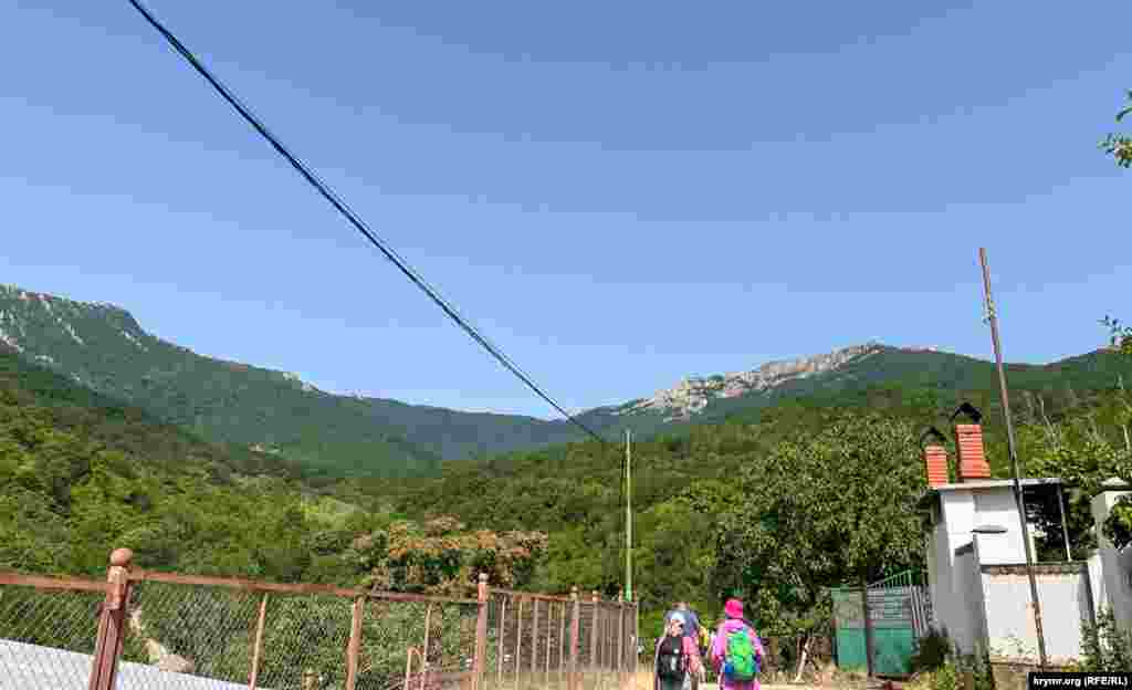 Вдали посередине виднеется гребень горы Тырке. Он как бы связывает известные массивы Крымских гор Демерджи (слева) и Караби