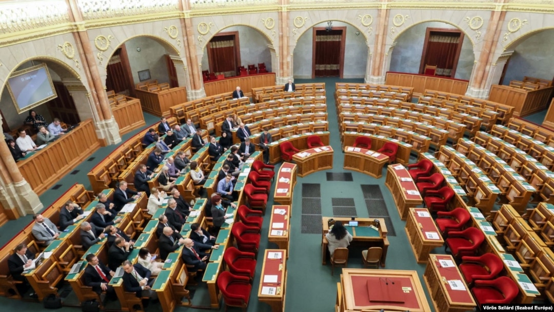 Camera principală a Parlamentului Ungariei, 5 februarie 2024. Cele mai multe dintre locurile goale sunt ale parlamentarilor din partidele guvernamentale. Absența lor a făcut imposibilă votul asupra candidaturii Suediei la NATO.