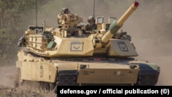 Un tanc Abrams al armatei SUA la manevre în Polonia, în 2023. România spune că grație creditelor americane va fabrica muniție pentru acest tanc, pe scară largă. 