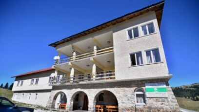 Това е история за овладяването на атрактивен високоплонински имот собственост