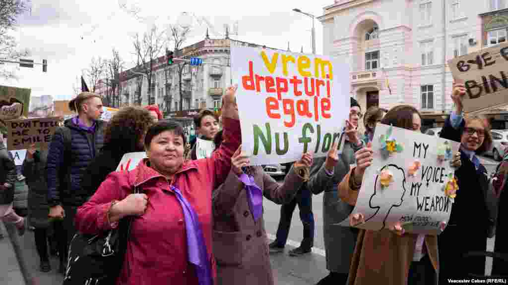 &bdquo;Vrem drepturi egale, nu flori&rdquo;- este unul din mesajele participanților la Marșul feminist organizat în ziua de 8 martie.&nbsp;