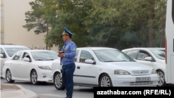 Türkmenistanda ak reňkli awtolaglar 'arzyly' boldy. Bezeg suraty