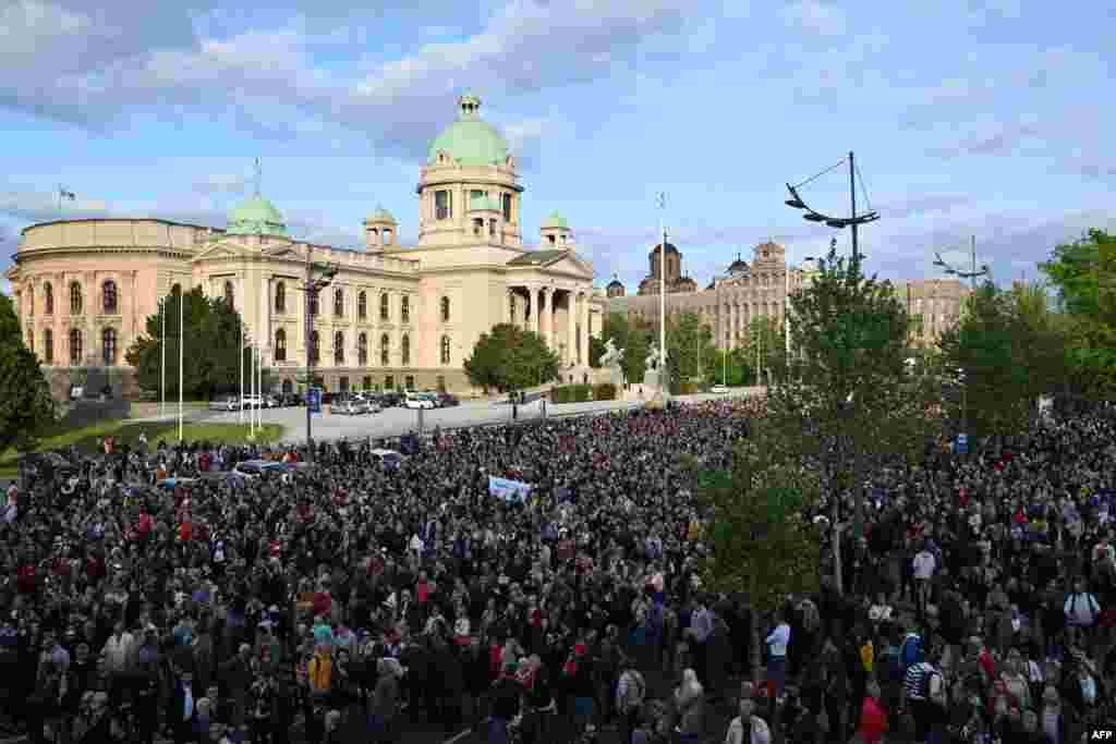 - na fotografiji: veliki broj demonstranata ispred Skupštine Srbije, Beograd, 8. maj. Osmoro dece i radnik obezbeđenja ubijeni su 3. maja u oružanom napadu 13-godišnjeg učenika u beogradskoj Osnovnoj školi &quot;Vladislav Ribnikar&quot;. Šestoro učenika i nastavnica su ranjeni, a napadač je uhapšen.&nbsp;U selima Malo Orašje i Dubona kod Mladenovca, napadač je u četvrtak ubio osam osoba i ranio 14.