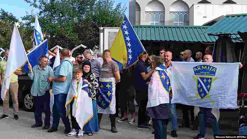 Na kontraprotestu su nosili zastave BiH, grbove bivše Republike Bosne i Hercegovine, te zastave bivše Armije BiH koja se borila tokom agresije Vojske RS i srpskih paravojnih snaga na BiH devedesetih godina prošlog vijeka.