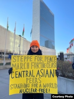 Участница STOP Жибек Токташ перед Генеральным штабом ООН. Нью-Йорк, 2023 год