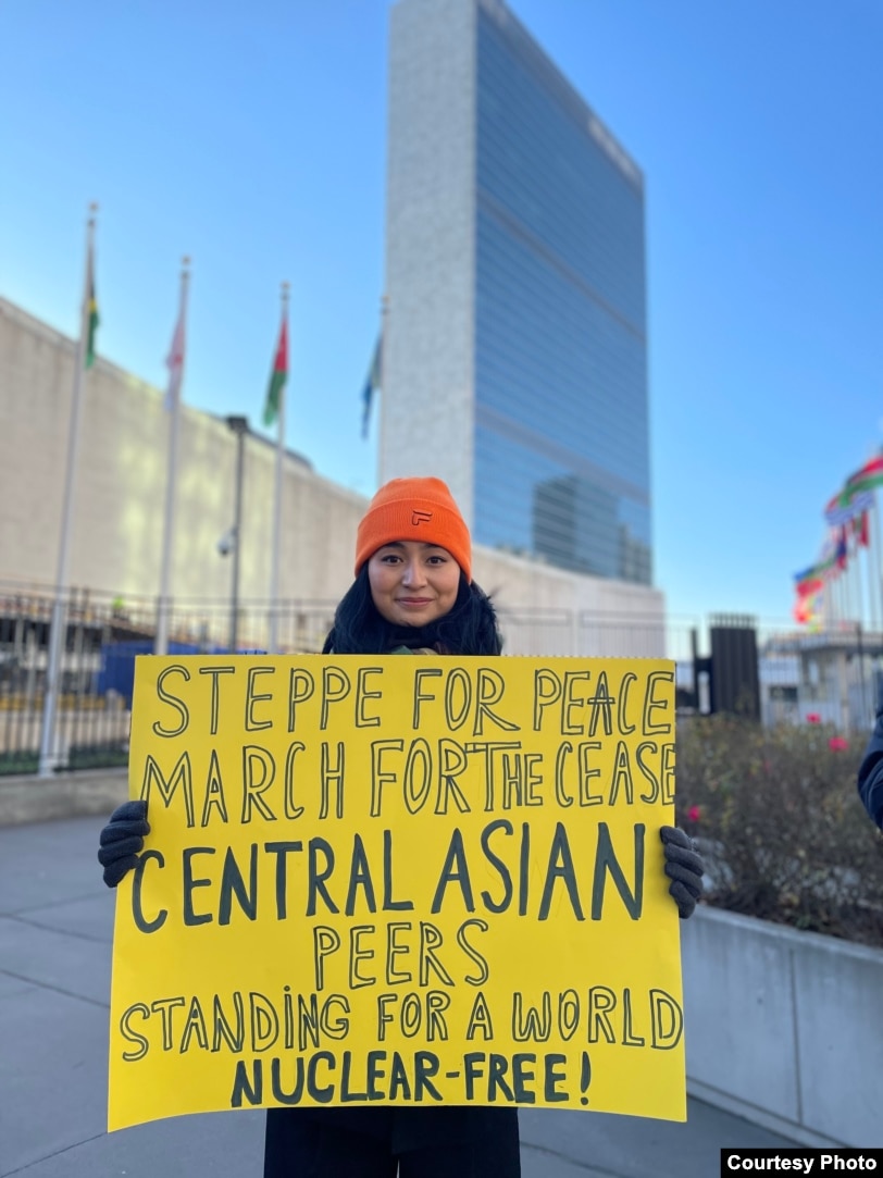 Участница STOP Жибек Токташ перед Генеральным штабом ООН. Нью-Йорк, 2023 год