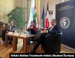 Orbán Balázs (j), a miniszterelnök politikai igazgatója részt vesz a párizsi magyar nagykövetségen a képviselet és a The European Conservative szervezésében létrehozott eseményen 2023. május 25-én