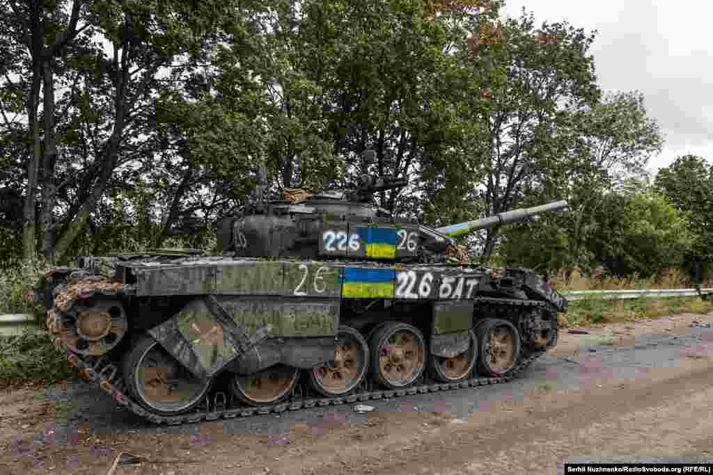 Трофейний російський танк з намальованим українським прапором. На шляху до Ізюму, вересень 2022 року