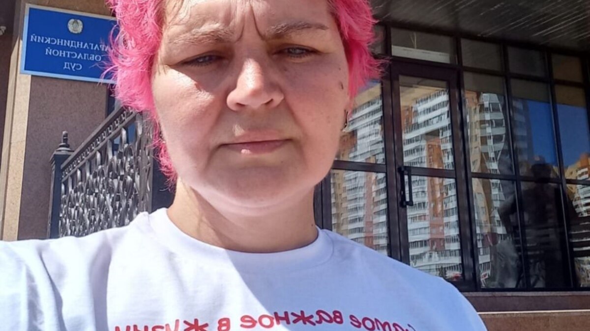 В Караганде задержали активистку, пришедшую к зданию суда с вещами ...