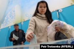 Сайлау учаскесінде дауыс беріп жатқан жас сайлаушы. Алматы, 19 наурыз, 2023 жыл.