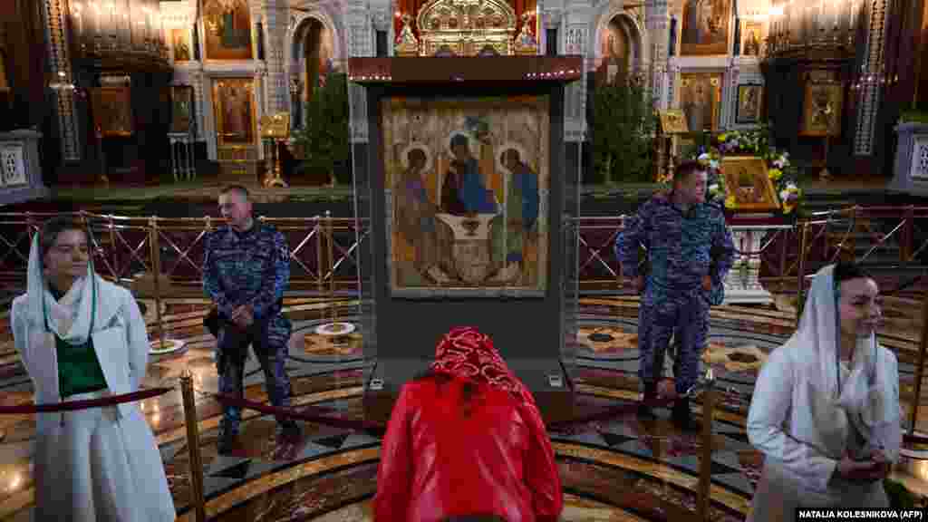 Personalul de securitate păzește icoana istorică a Sfintei Treimi a lui Andrei Rublev, care a fost expusă la Catedrala Hristos Mântuitorul din Moscova pe 4 iunie. Opera de artă - pictată în anii 1420, reprezentând trei îngeri care îl vizitează pe Avraam și considerată de mulți drept cea mai faimoasă icoană din Rusia, a fost amplasată în biserică.