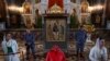 Orosz ortodox hívő hajol meg a történelmi ikon előtt a moszkvai Megváltó Krisztus-székesegyházban 2023. június 4-én