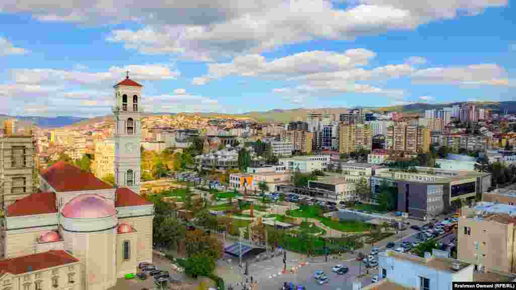 Pamje nga lart e Katedrales &quot;Shën Tereza&quot; dhe Kampusit Universitar në Prishtinë. &nbsp;