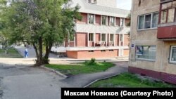 Асфальтовый спуск, который фотографировал Максим Новиков