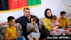 Jan Mohammad Habibi i Seema Stanikzai iz Afganistana sjede sa svoje četvero djece u izbjegličkom stanu u Njemačkoj, 23. septembar 2023.