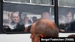 Мобилизованные мужчины в автобусе у временного пункта мобилизации в Москве. Иллюстративное фото