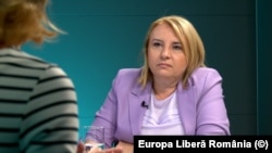 Secretarul de stat Simona Cojocaru, în studioul Europa Liberă de la București. 