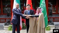 Iranski ministar vanjskih poslova Hosein Amir-Abdolahian (lijevo) rukuje se sa saudijskim ministrom vanjskih poslova princom Faisalom bin Farhanom (desno) i kineskim ministrom vanjskih poslova Ćin Gangom (C) tokom sastanka u Pekingu 6. aprila 2023.