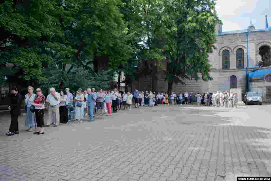 În fața Liceului Teoretic &bdquo;Gheorghe Asachi&rdquo; din Chișinău, unde au fost deschise trei secții de votare, s-a format o coadă lungă de câteva zeci de metri.&nbsp;