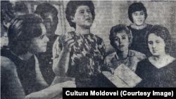 Câteva minute de poezie în pauza de masă la Fabrica de confecții n.1 din Chișinău. “Cultura Moldovei”, 28 noiembrie 1963. 