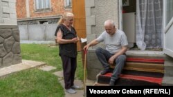 Petru Ursan, un bărbat de 69 de ani, cu grad sever de dizabilitate, din satul Bleșteni, raionul Edineț și Tamara Evstati, concubina acestuia.