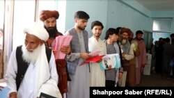 آرشیف - شماری از باشندگان ولایت هرات که برای گرفتن پاسپورت مراجعه کرده اند.