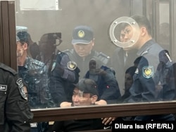 Ербол Жуманов (за стеклом внизу в центре) в зале суда, Тараз, 28 апреля 2023 года
