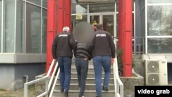 ცოლის განზრახ მკვლელობის მცდელობისთვის დაკავებული პოლიციის განყოფილებაში გადაიყვანეს.